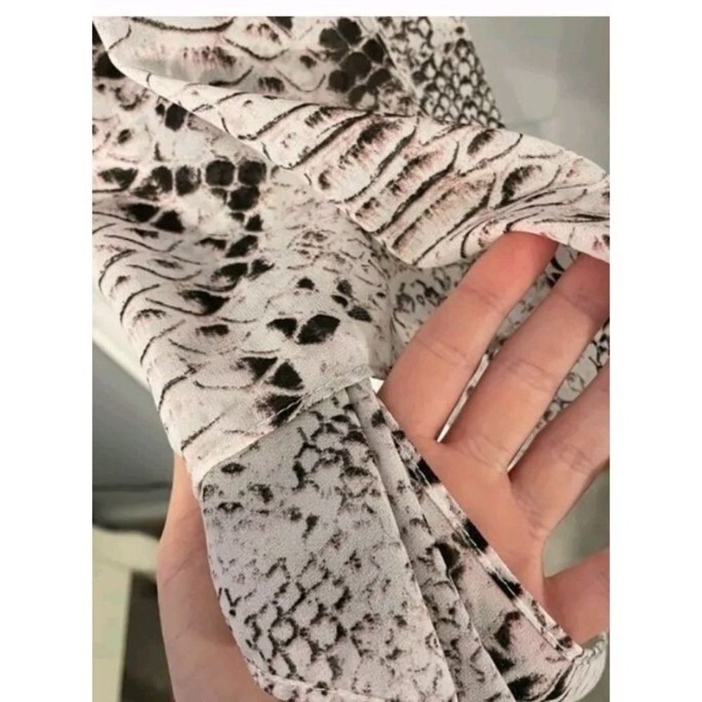 Symphony Snakeskin Bodysuit Top Womens Cape Sleeve Deep V Neck Size Small - Picture 4 of 11